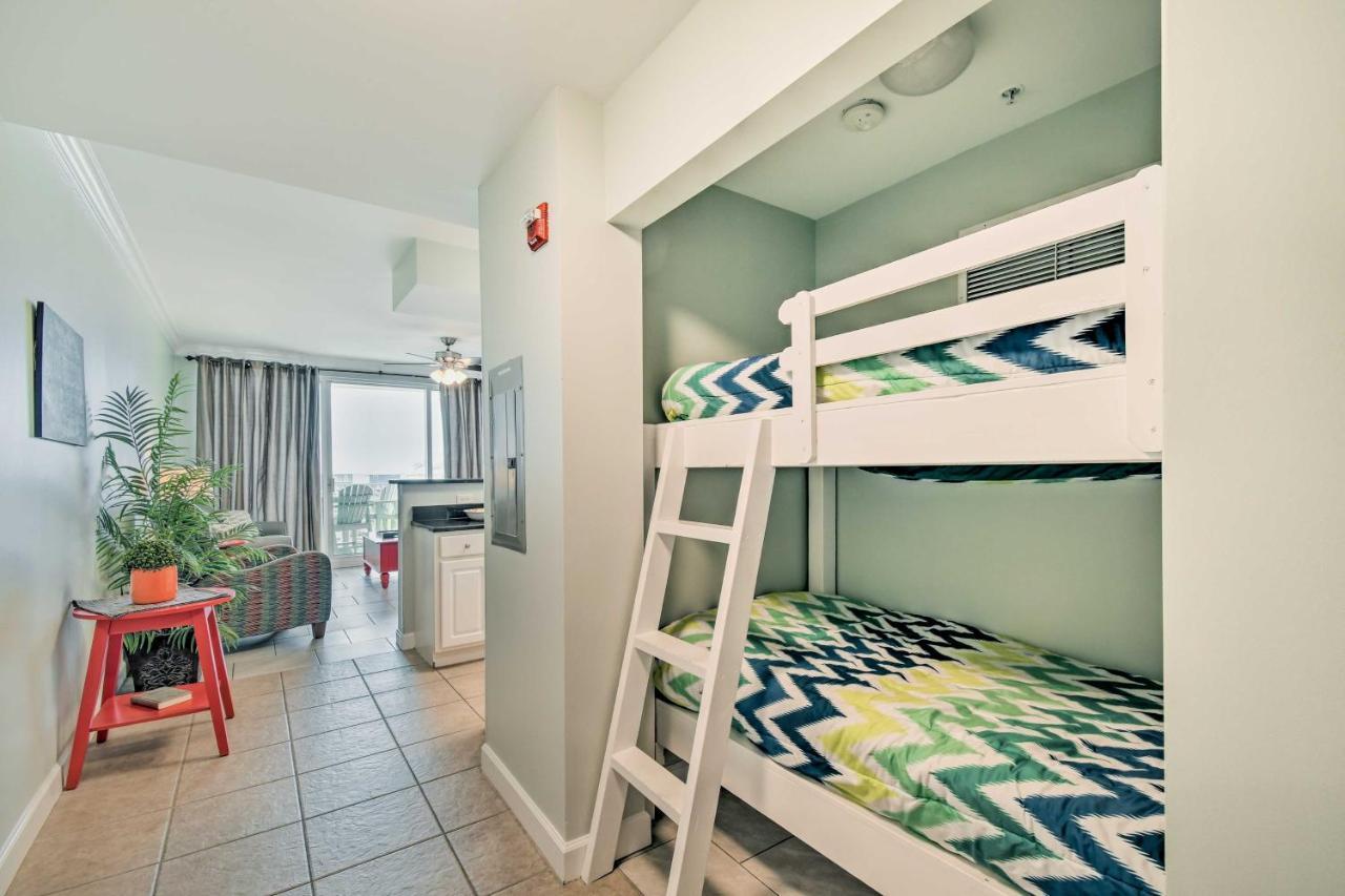 Apartment With Pool View Walk To Beach!