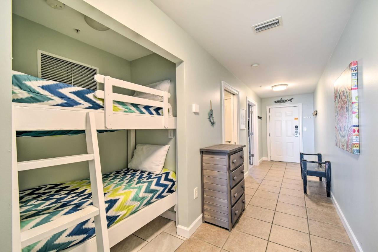 With Pool View Walk To Beach! Apartment *