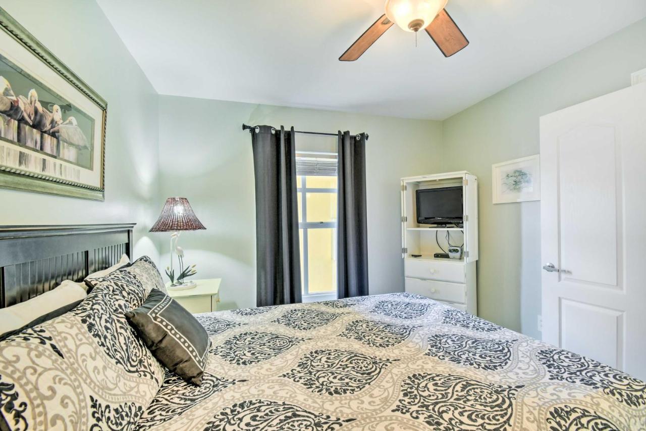 Apartment With Pool View Walk To Beach!